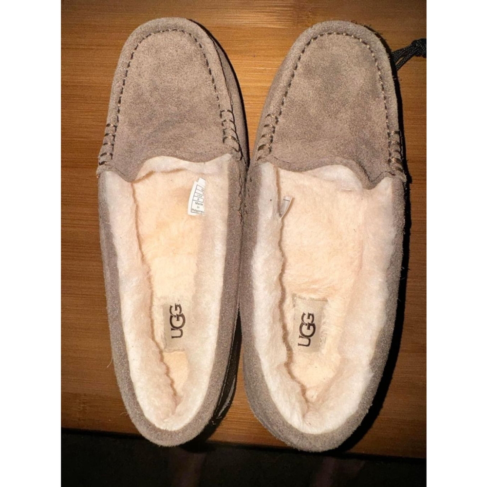 UGGS SLIPPERS - Brand New